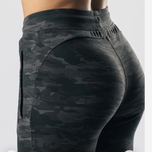 Alphalete Washed Core Jogger - Picture 3 of 12